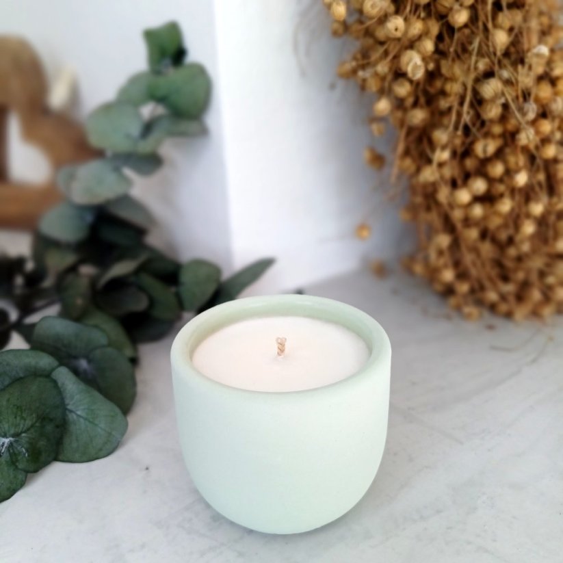 Sójová svíčka v betonu mini LESNÍ ROMANCE / Himalájský cedr x Jasmín 70g - Barva: Bílá