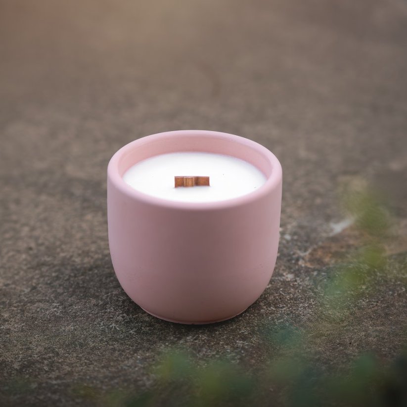 Sójová svíčka v betonu MALINOVÉ POKUŠENÍ / Malina x Pepř 220g - Barva: Švestková