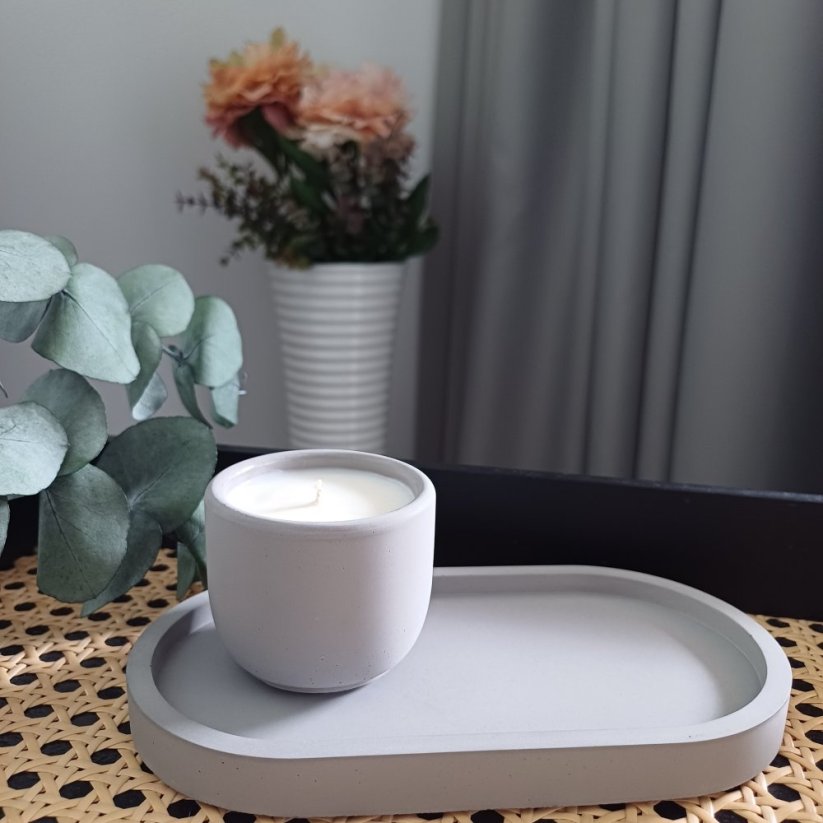 SADA podtácek ovál a sójová svíčka v betonu mini 70g - Barva: Bílý podtácek x bílá svíčka