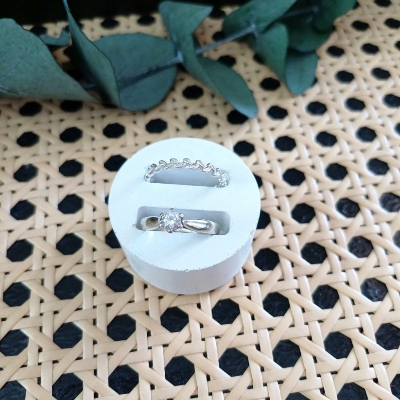 Betonový stojánek na prstýnky BETON home - Tvar: Kruh bílý 2 prsteny