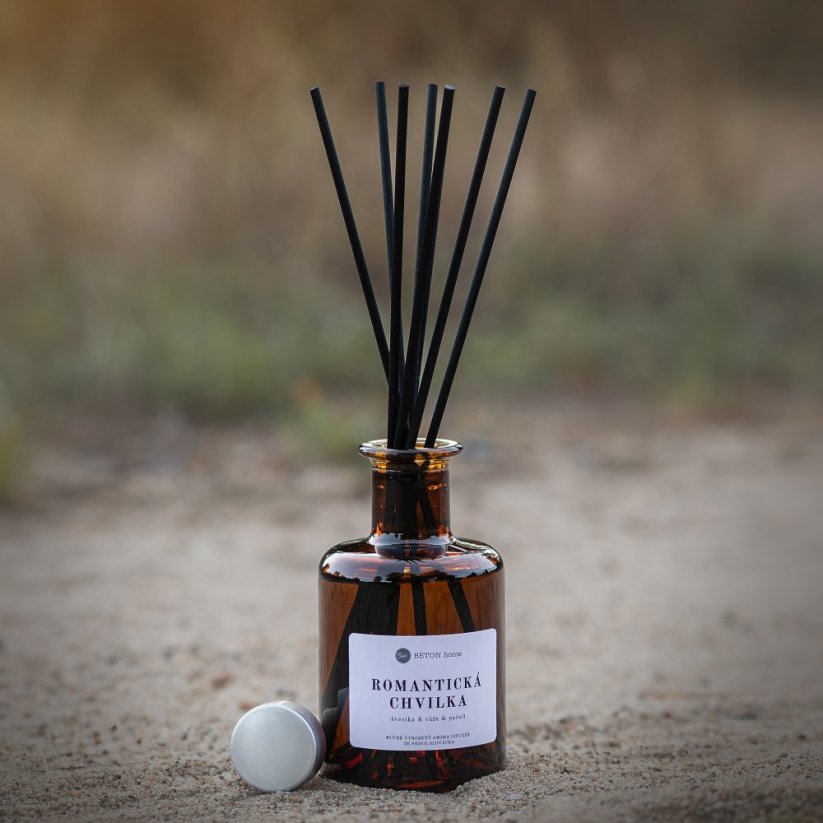 Aroma difuzér ROMANTICKÁ CHVILKA / Damson švestka, růže a pačuli 200 ml - Barva tyčinek: 8 ks černých
