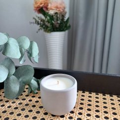 Sójová svíčka v betonu mini LESNÍ ROMANCE / Himalájský cedr x Jasmín