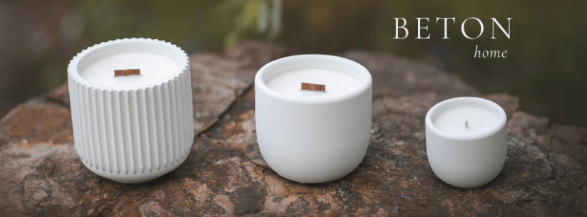 Sójová svíčka v betonu ROMANTICKÁ CHVILKA / Damson švestka x růže x pačuli 220g - Barva: Švestková melír