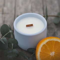 Sójová svíčka v betonu SVĚŽÍ VÍTR / Pomeranč x Eukalyptus x Jasmín 220g