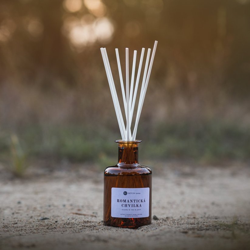 Aroma difuzér ROMANTICKÁ CHVILKA / Damson švestka, růže a pačuli 200 ml - Barva tyčinek: 8 ks černých