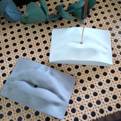 Stojan na vonné tyčinky Pusa BETON home