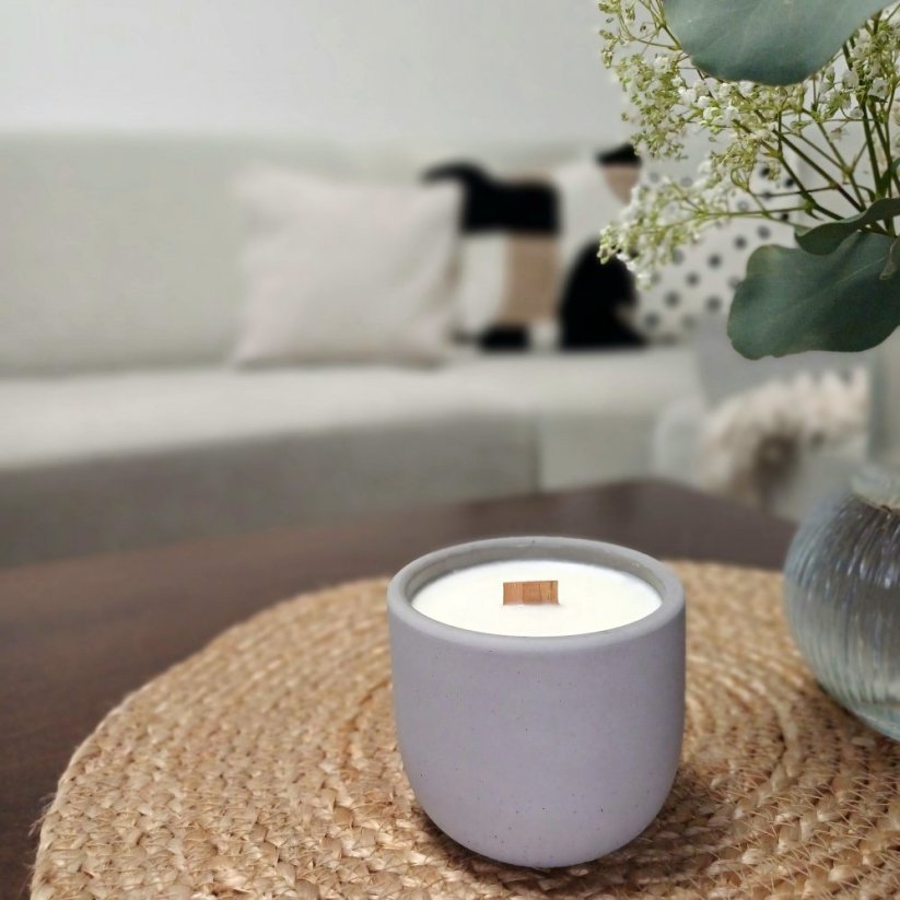 Sójová svíčka v betonu SVĚŽÍ VÍTR / Pomeranč x Eukalyptus x Jasmín 220g - Barva: Šedá