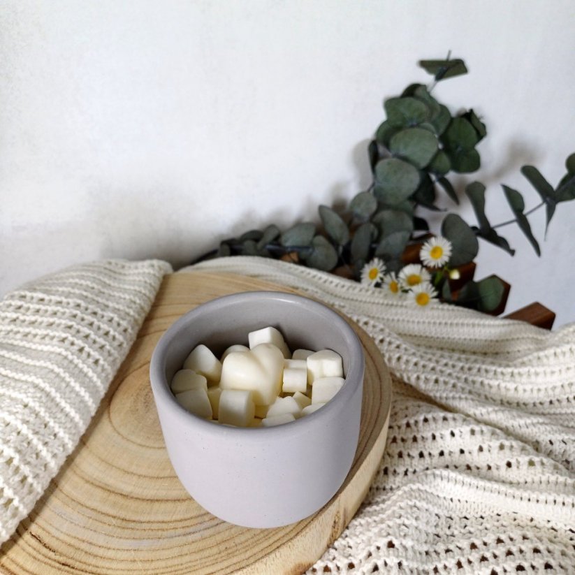 Vonný vosk do aromalampy v betonové dóze s víčkem LESNÍ ROMANCE / Himalájský cedr a Jasmín 120 g