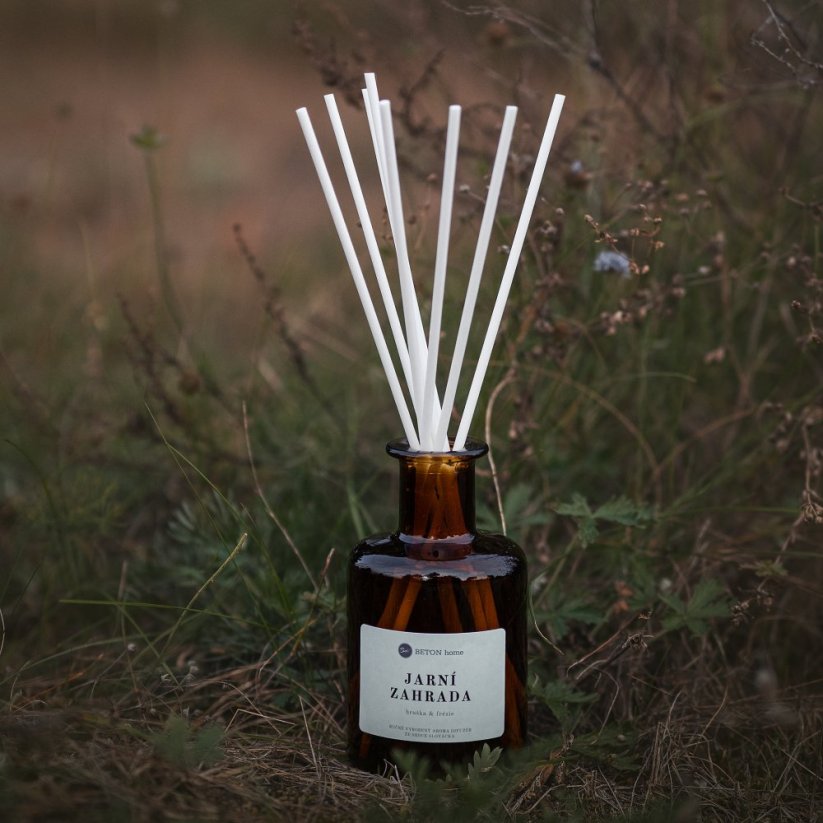 Aroma difuzér JARNÍ ZAHRADA / Hruška a frézie 200 ml - Barva tyčinek: 8 ks černých