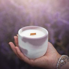 Sójová svíčka v betonu ROMANTICKÁ CHVILKA / Damson švestka x růže x pačuli 220g