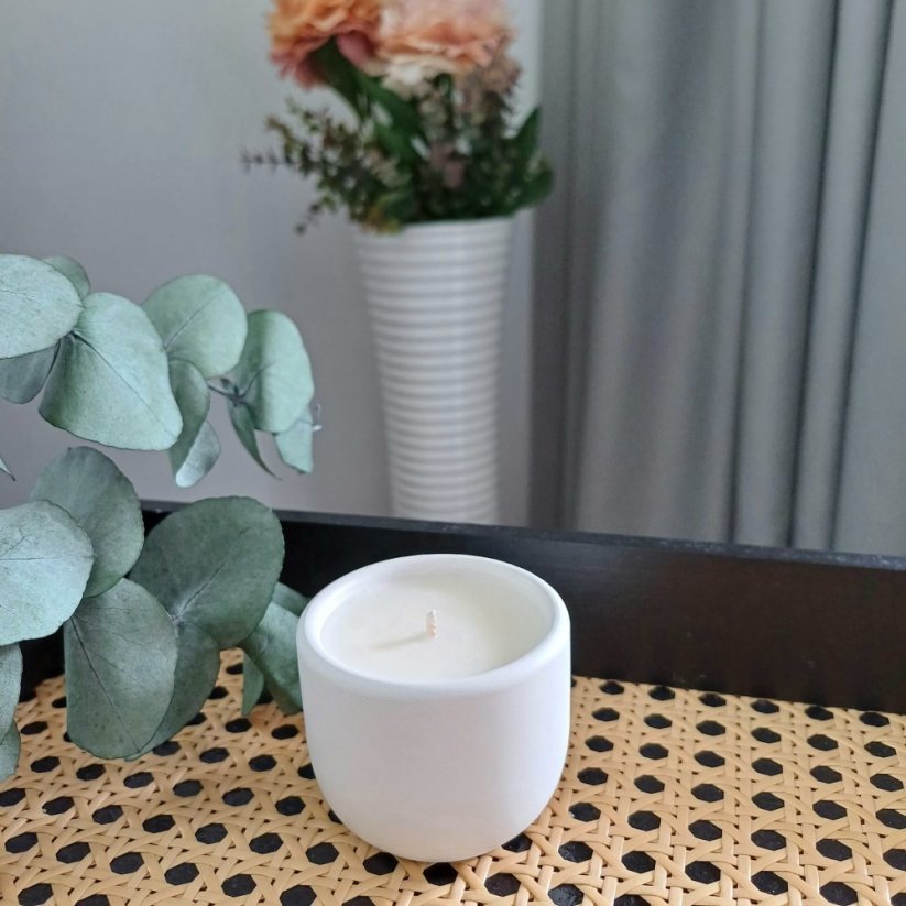 Sójová svíčka v betonu mini LESNÍ ROMANCE / Himalájský cedr x Jasmín 70g - Barva: Bílá