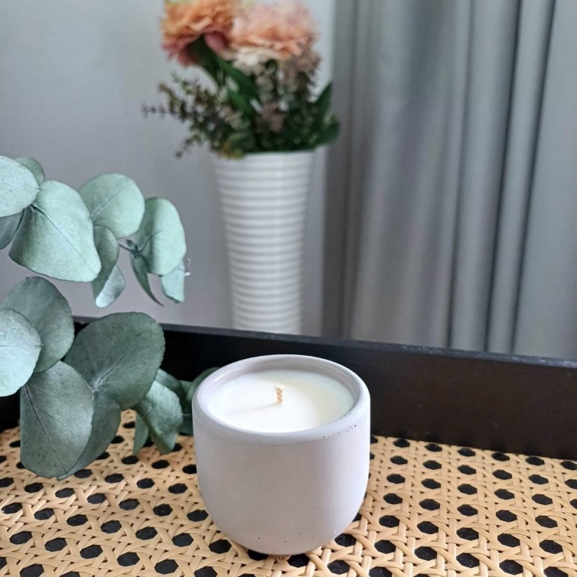 Sójová svíčka v betonu mini LESNÍ ROMANCE / Himalájský cedr x Jasmín 70g - Barva: Šedá