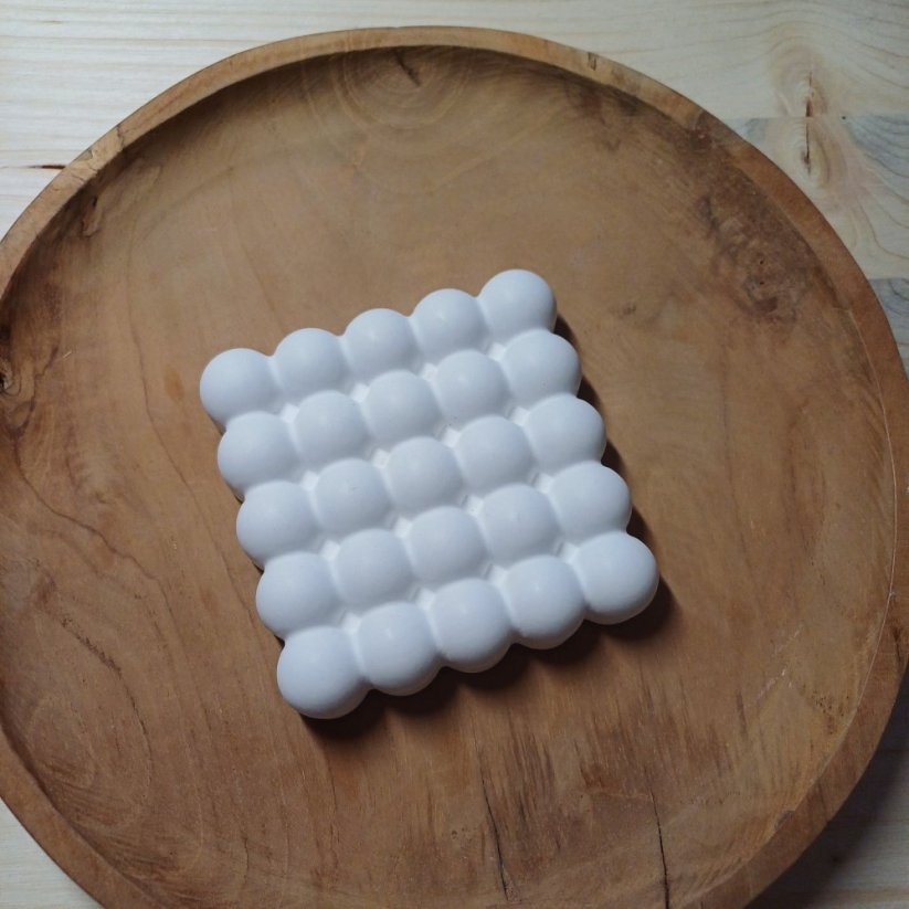 Betonový podtácek bublinky hranatý malý BETON home - Barva: Bílá