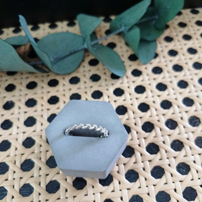 Betonový stojánek na prstýnky BETON home - Tvar: Kruh bílý 2 prsteny