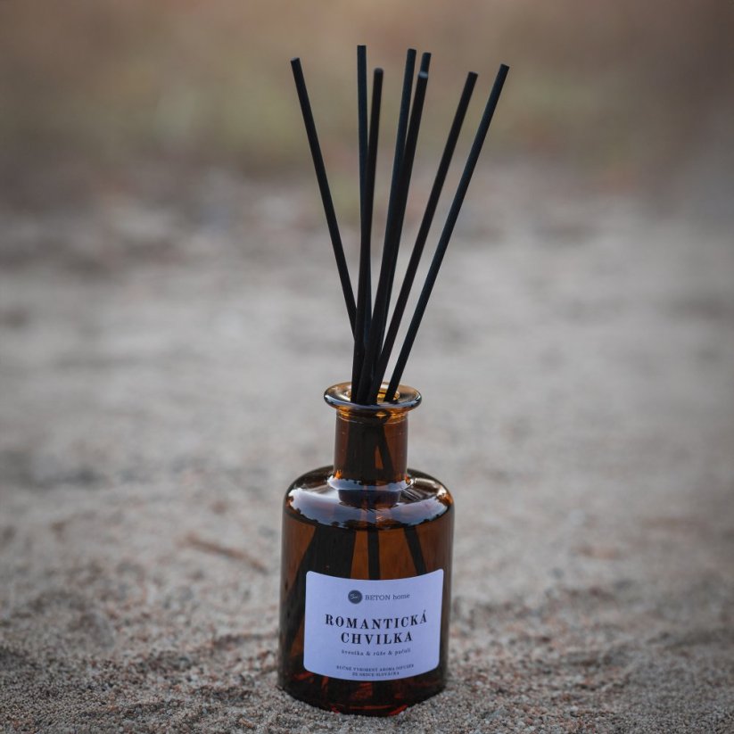 Aroma difuzér ROMANTICKÁ CHVILKA / Damson švestka, růže a pačuli 200 ml - Barva tyčinek: 8 ks černých