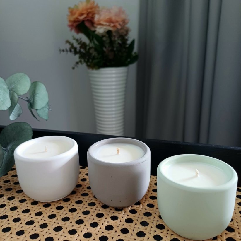 Sójová svíčka v betonu mini LESNÍ ROMANCE / Himalájský cedr x Jasmín 70g - Barva: Bílá