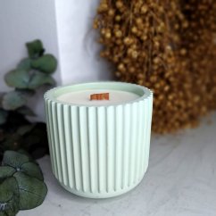 Sójová svíčka v betonu vroubek ROMANTICKÁ CHVILKA / Damson švestka x růže x pačuli 300g