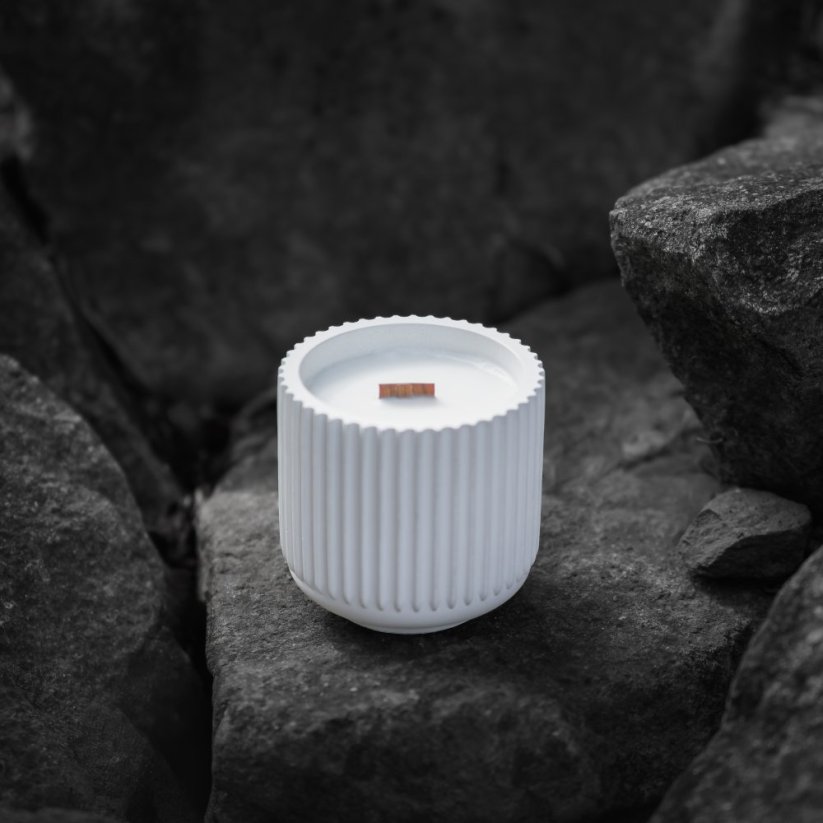 Sójová svíčka v betonu vroubek OVOCNÝ RÁJ / Rebarbora x jahoda 300g - Barva: Bílá