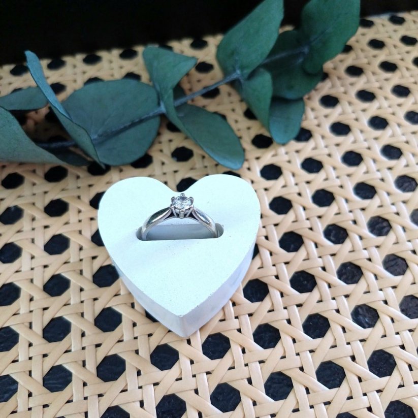 Betonový stojánek na prstýnky BETON home - Tvar: Kruh bílý 2 prsteny