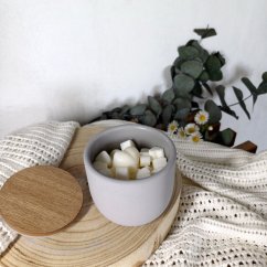 Vonný vosk do aromalampy v betonové dóze s víčkem LESNÍ ROMANCE / Himalájský cedr a Jasmín 120 g