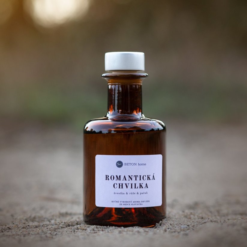 Aroma difuzér ROMANTICKÁ CHVILKA / Damson švestka, růže a pačuli 200 ml - Barva tyčinek: 8 ks černých