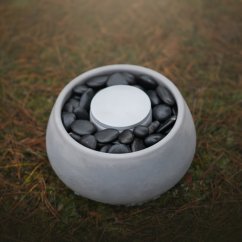 Stolní biokrb s černými oblázky BETON home