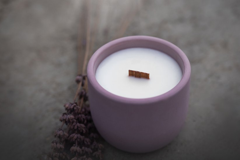 Sójová svíčka v betonu ROMANTICKÁ CHVILKA / Damson švestka x růže x pačuli 220g - Barva: Švestková melír