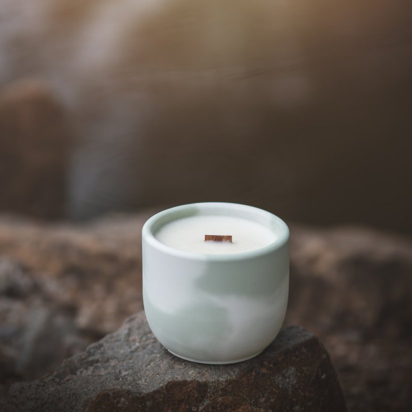 Sójová svíčka v betonu DOKONALÝ RELAX / Citronová tráva x zázvor 220g - Barva: Bílá